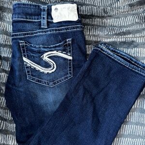 Silver Suki Mid Capri Dark Blue Denim Jeans with Embroidered Pockets